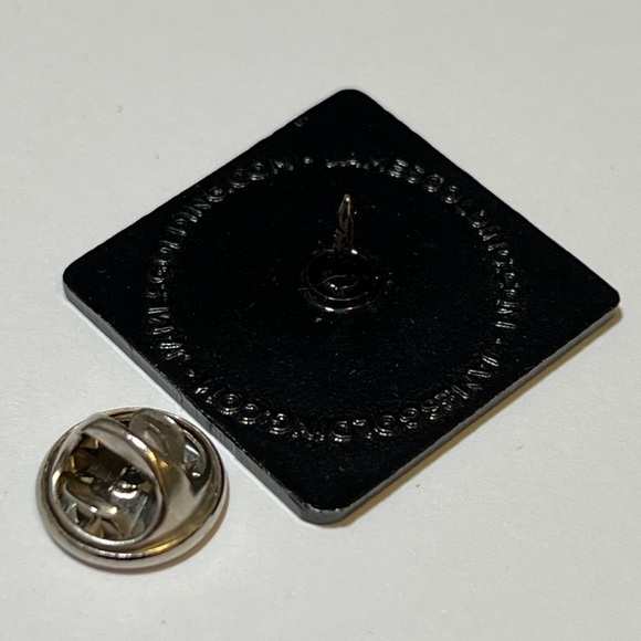 Super cute!!! James Golding “Super Natural Glam” Pin !!! - Picture 2 of 5